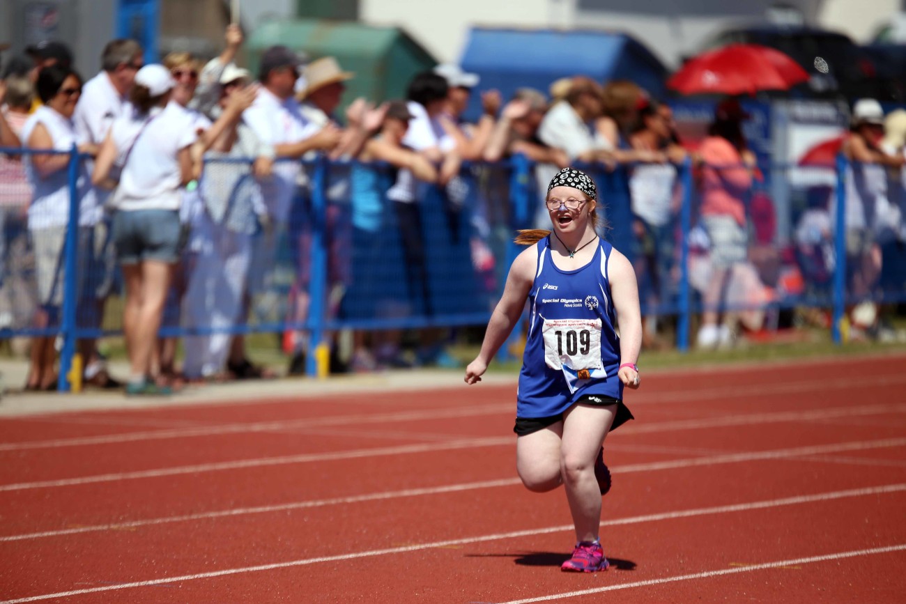 Лёгкая атлетика чебоксары чемпионат россии. Адаптивный спорт для слепых. Специальные олимпийские игры. Спортсмен прыгает в высоту. Инвалиды спортсмены.